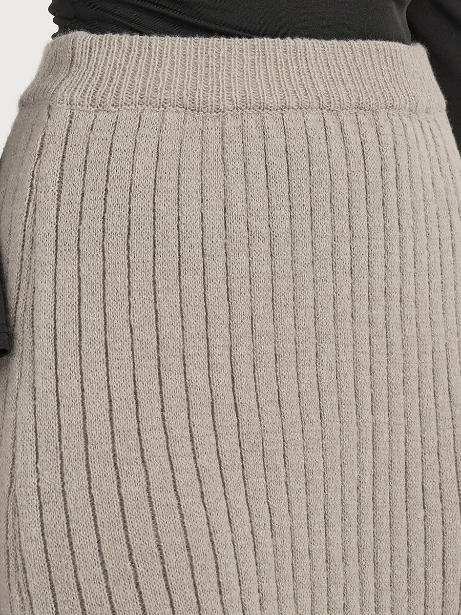 Ribbed Knit Midi Skirt with Side Slit