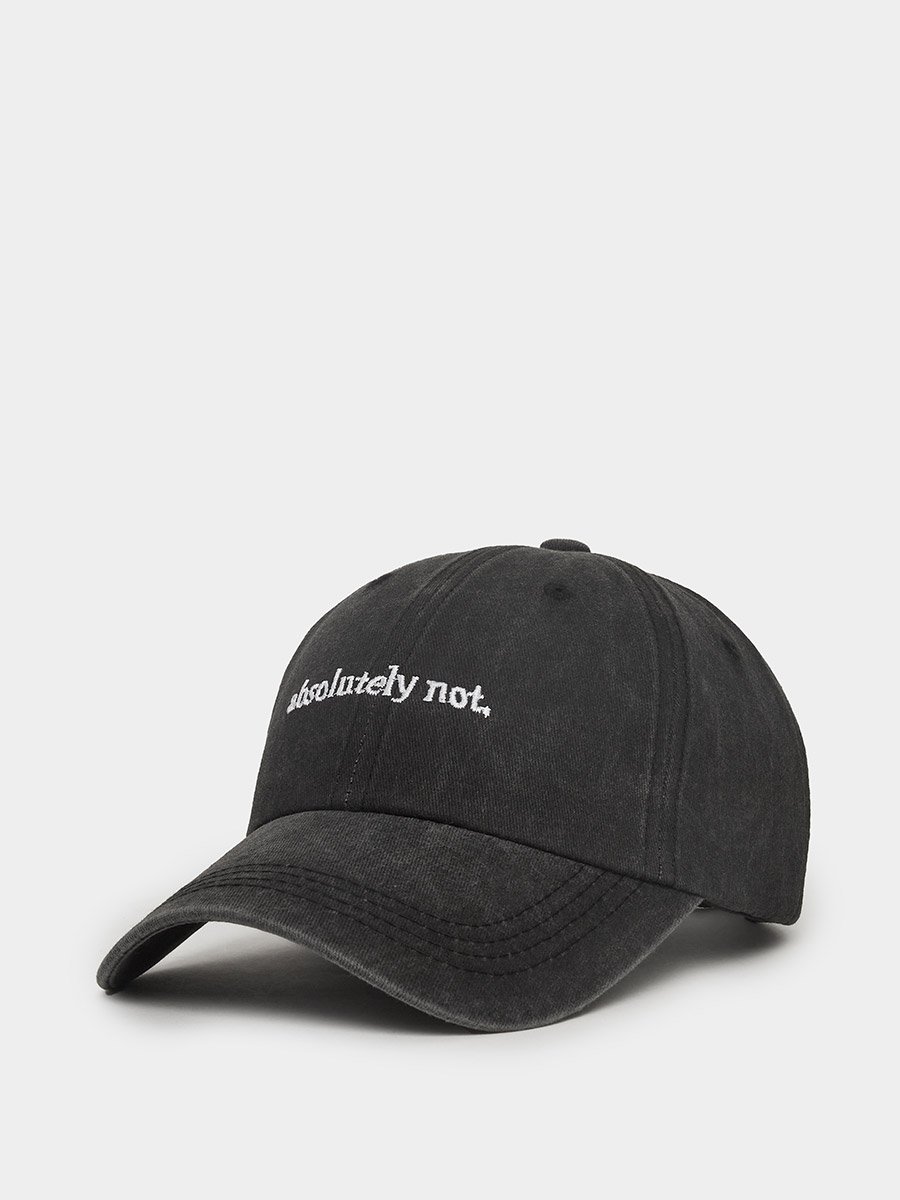كاب مُطرّز بكتابة