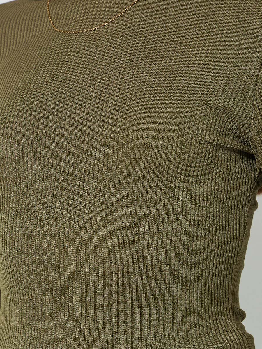 بلوزة محبوكة ضيقة بأكمام طويلة مضلعة