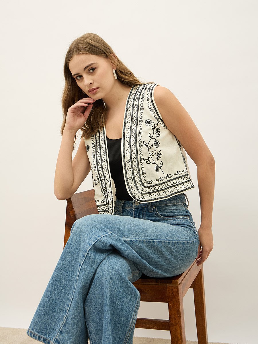  Embroidered Collared V-Neck Vest Top