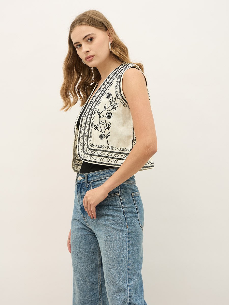  Embroidered Collared V-Neck Vest Top