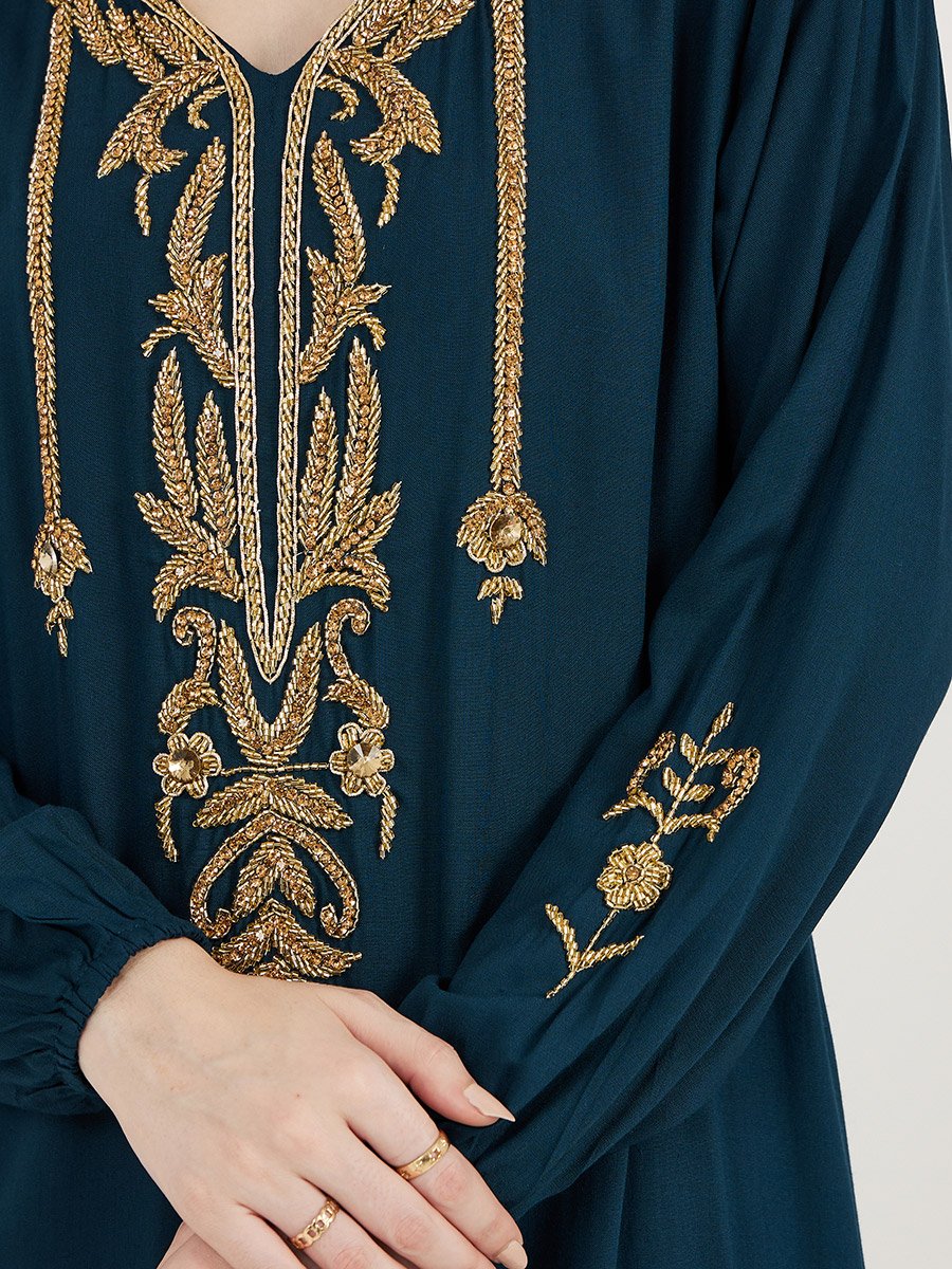 قفطان طويل مزين بالخرز