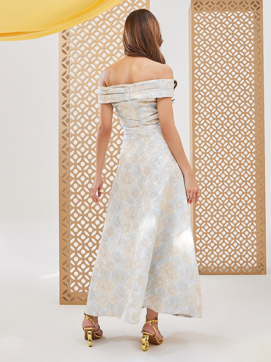 فستان طويل بطبعة زهور وياقة باردو