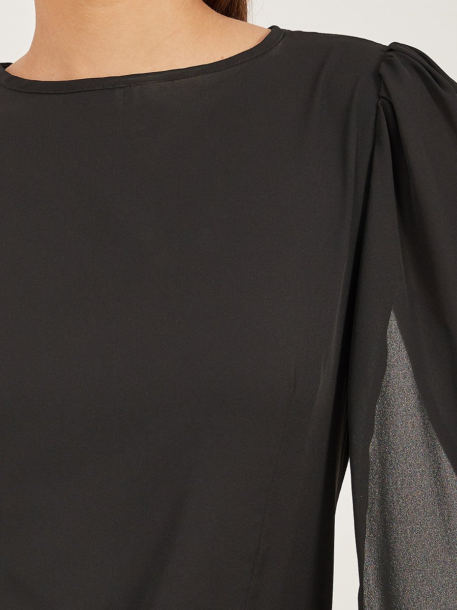 بلوزة سادة بياقة دائرية وأكمام رداء