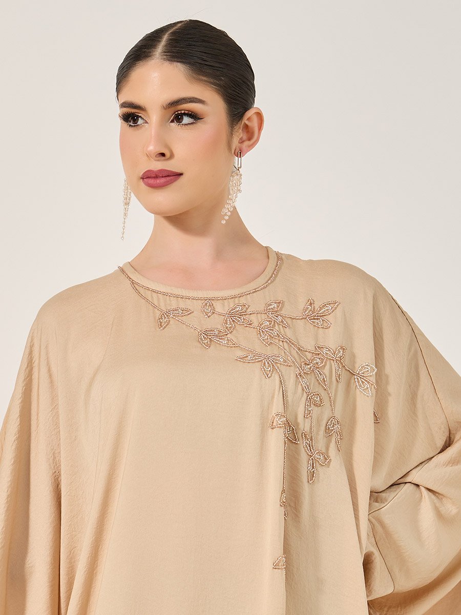 قفطان مُطرّز بقصة سائبة وأكمام خفاش