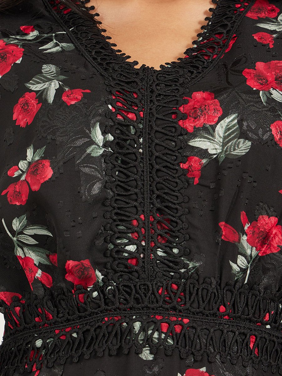 فستان طويل بطبعة زهور وتفاصيل دانتيل