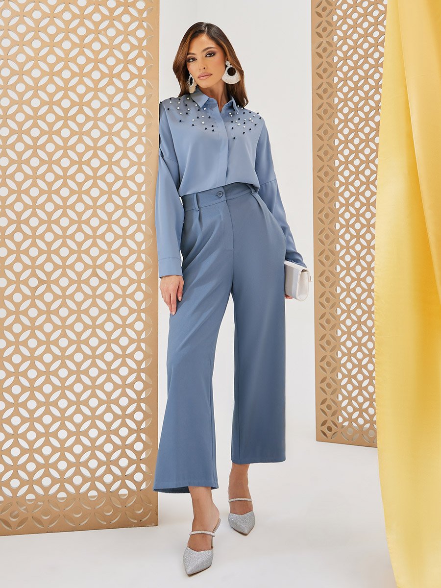 بلوزة بقصة عادية وياقة سبريد