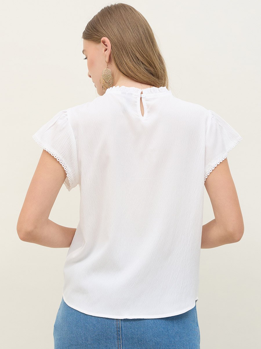 بلوزة بقصة عادية وياقة دائرية