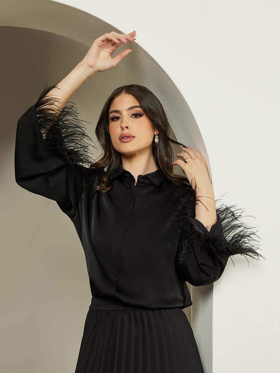 بلوزة ساتان فضفاضة مزينة بريش صناعي