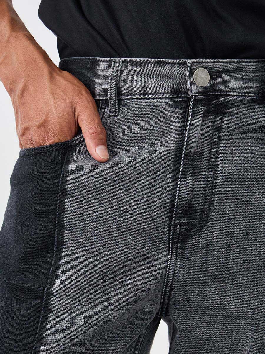 جينز بقصة مريحة ونمط كتل الالوان