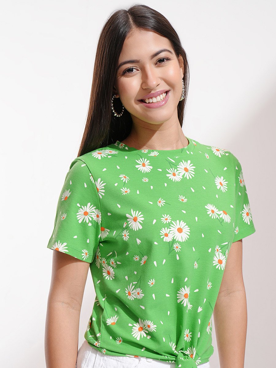 بلوزة بطبعة زهور وياقة دائرية مع تفاصيل أربطة