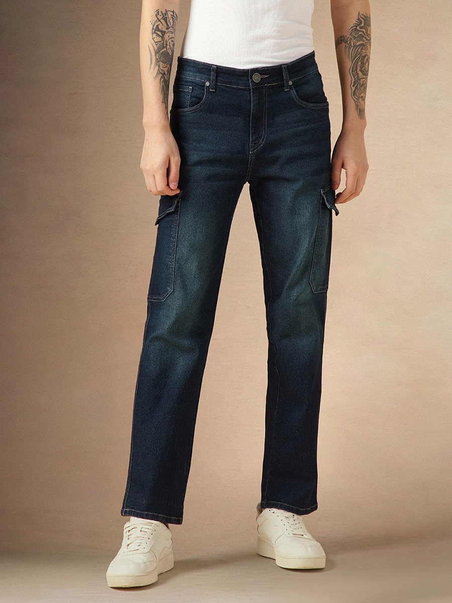 جينز بخصر متوسط وقصة أرجل مستقيمة مع تفاصيل باهتة