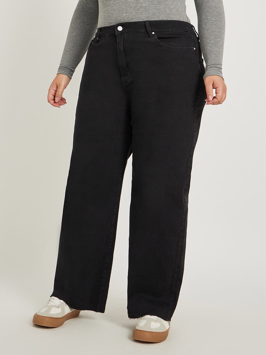 Plus Size High Rise Rivet Detail Straight Fit Jeans