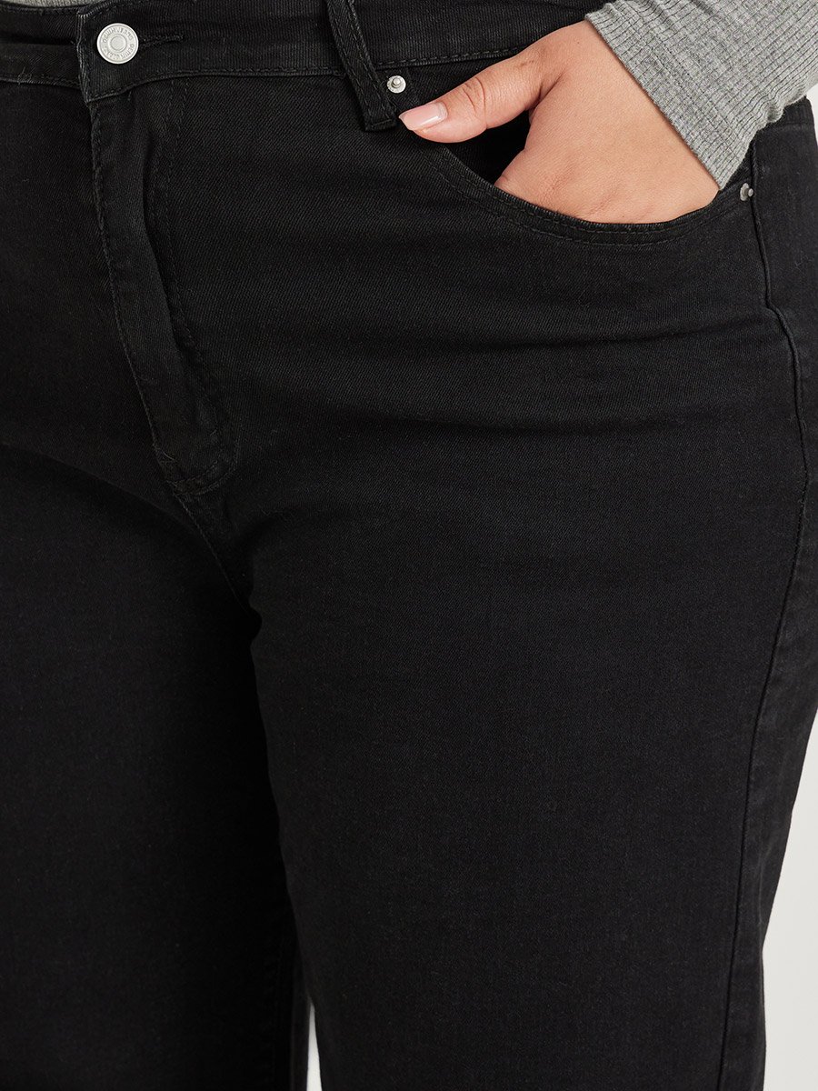 Plus Size High Rise Rivet Detail Straight Fit Jeans