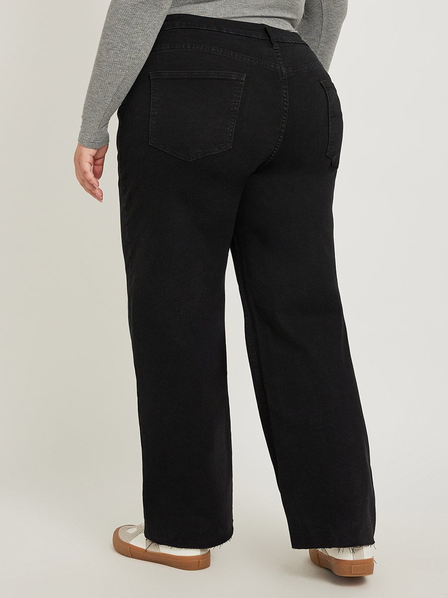 Plus Size High Rise Rivet Detail Straight Fit Jeans