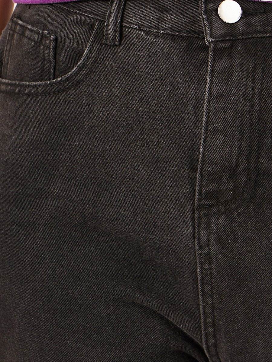 Mid Rise Five-Pocket Straight Fit Jeans 