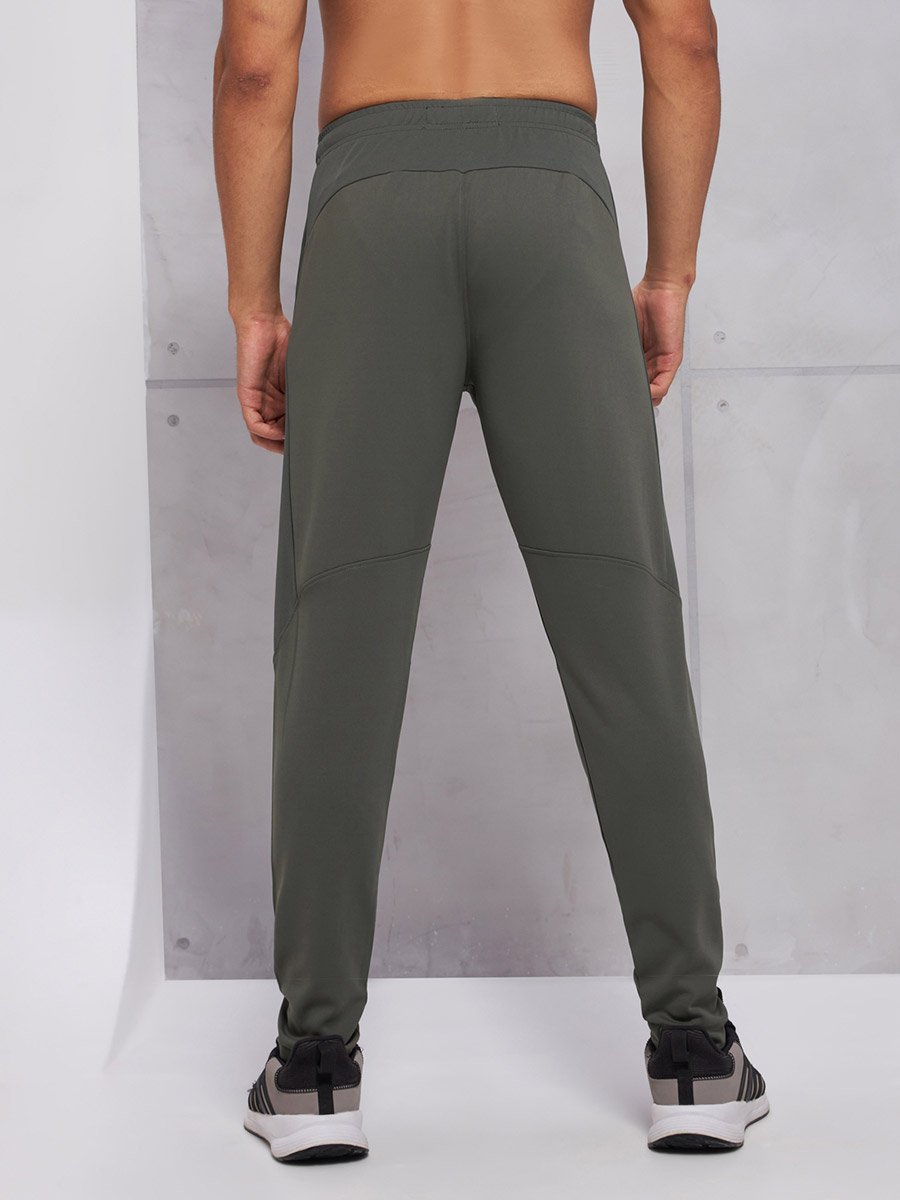 Mid Rise Solid Slim Fit Trackpants