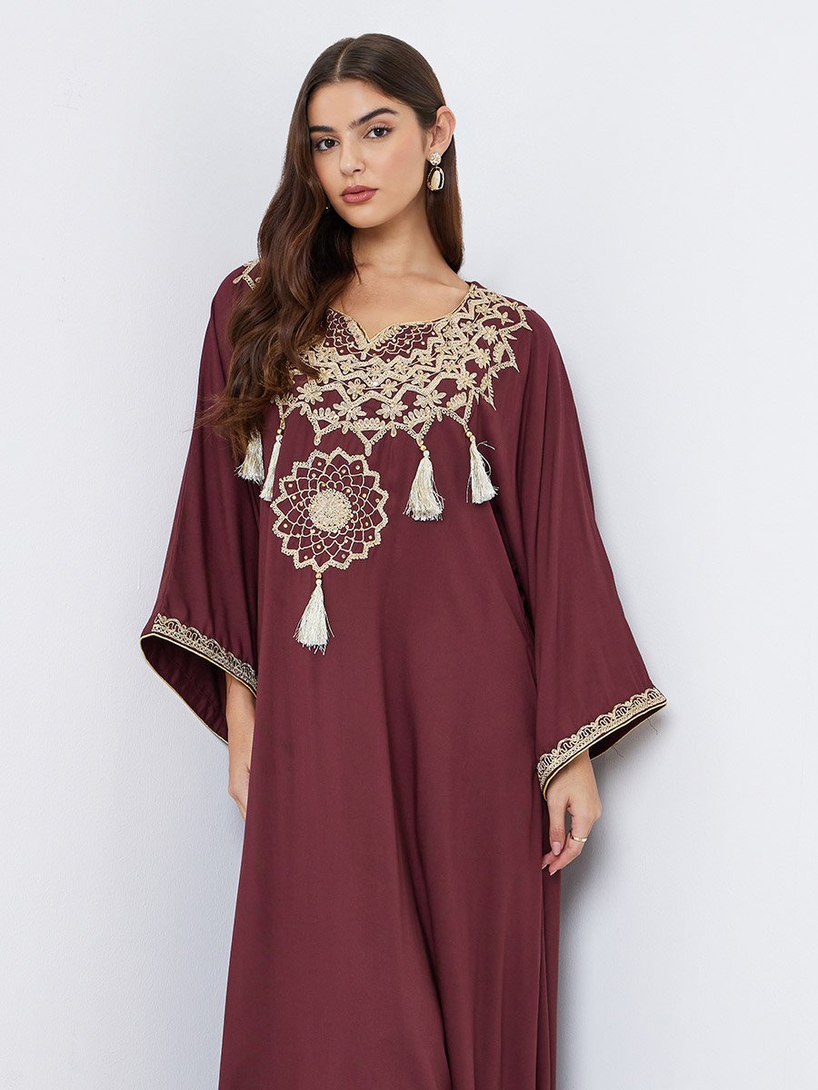 Maroon Thread Embroidered Notch Neck Jalabiya