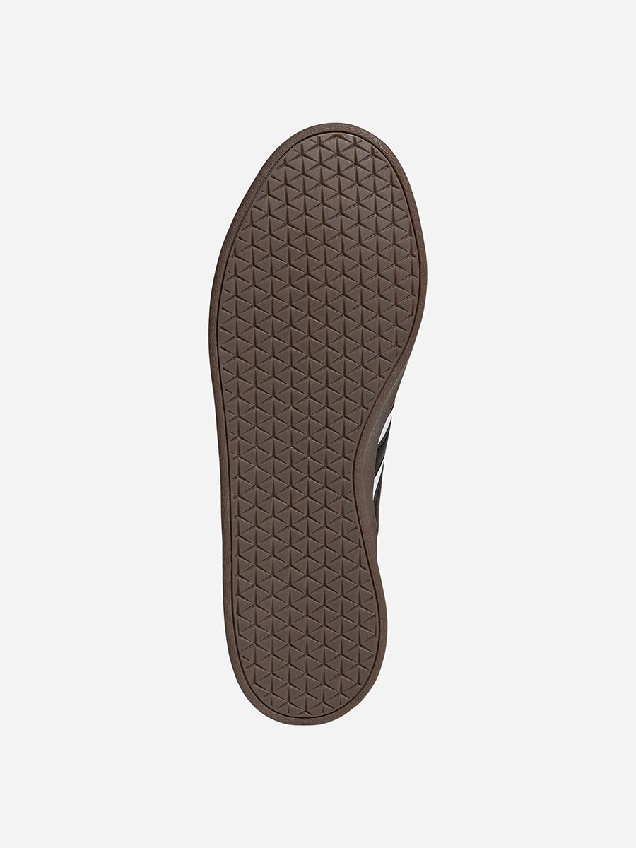 حذاء في ال كورت بيس