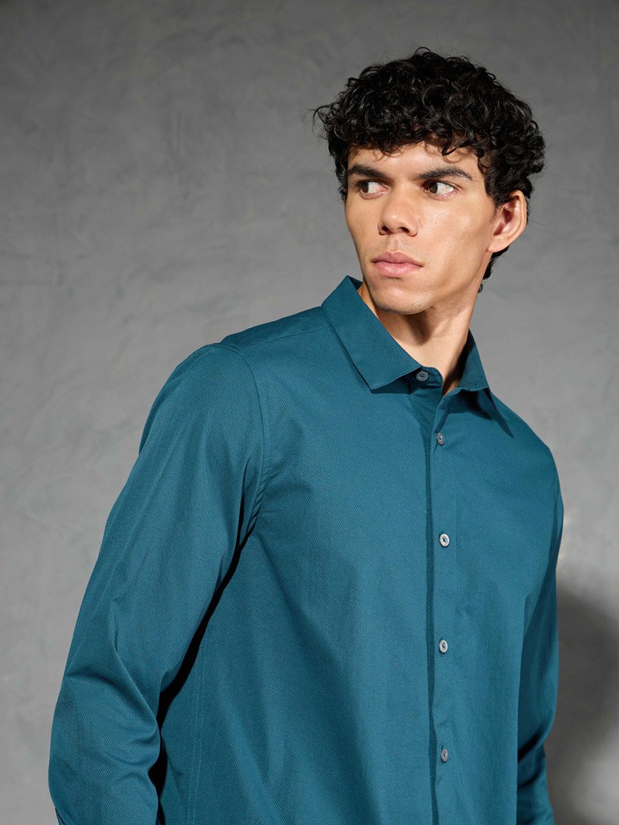 Solid Spread Collar Buttoned Shirt