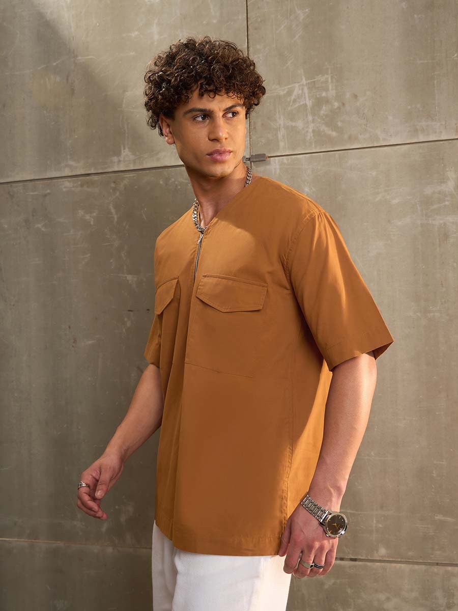 قميص بقصة مريحة مع تفاصيل سحاب