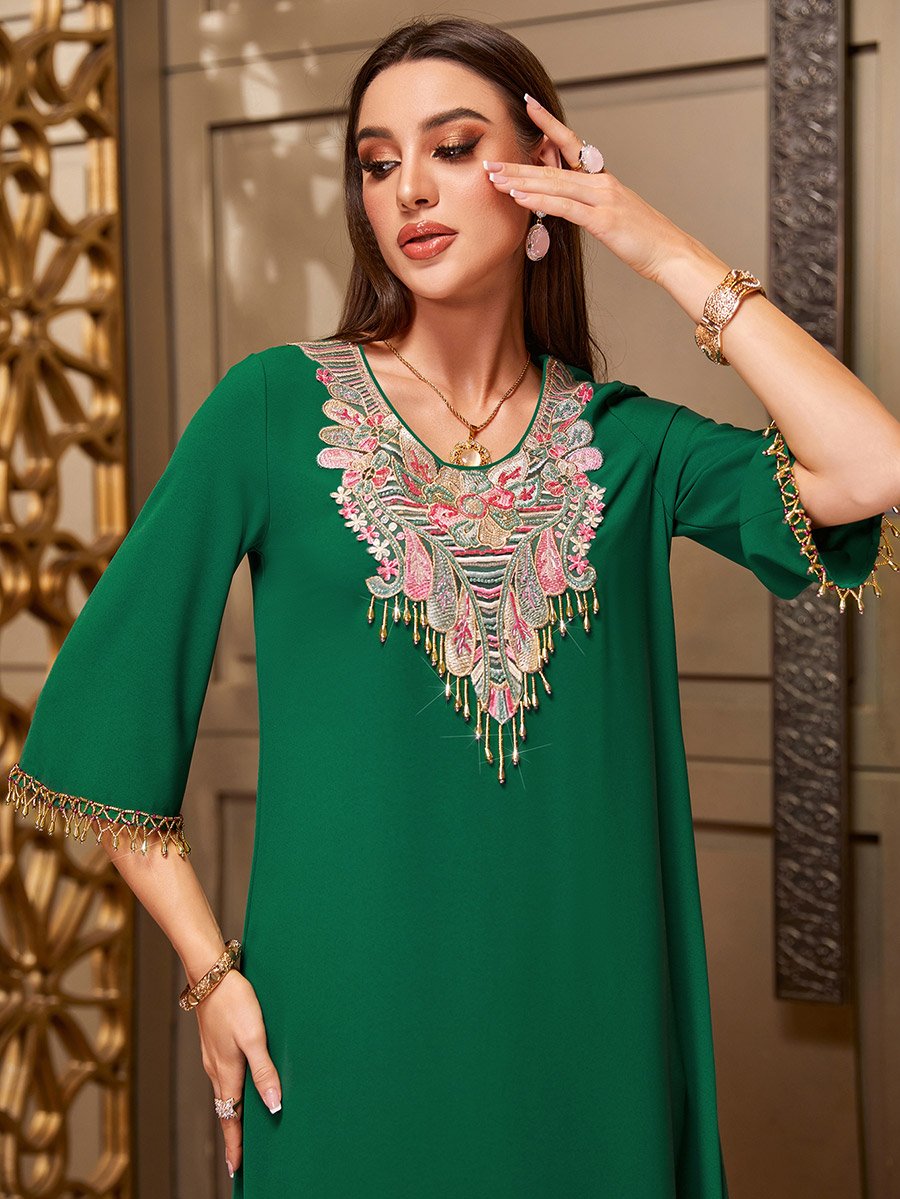 جلابية مُطرّزة بياقة دائرية وأكمام 3/4