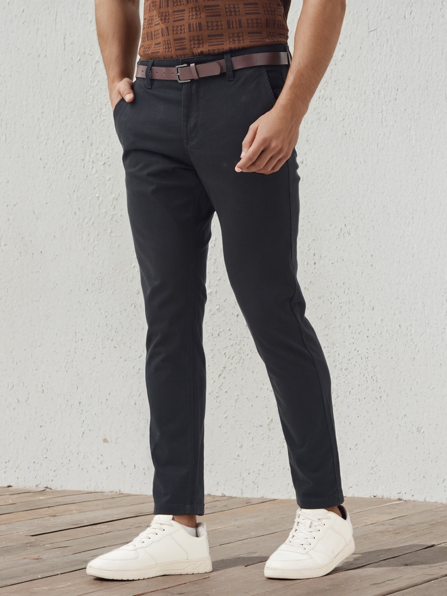 Solid Chinos with Button Closure and Pockets