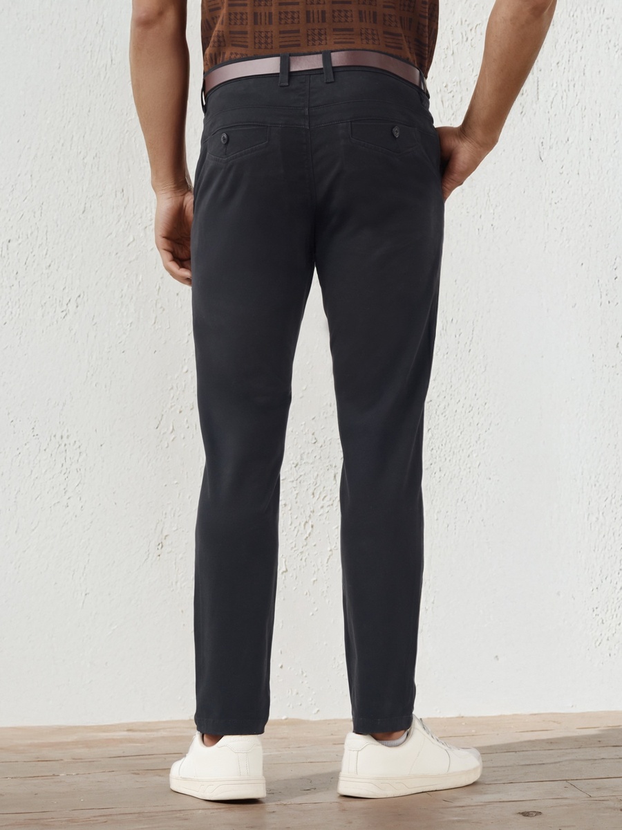 Solid Chinos with Button Closure and Pockets