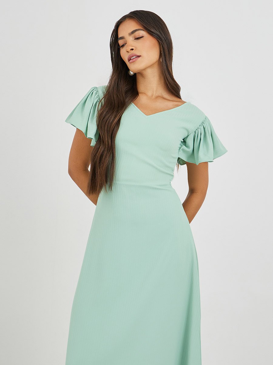 فستان طويل سادة بحافة واسعة وأكمام فلوتر