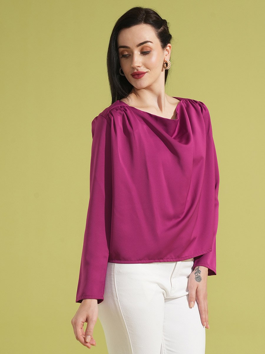 بلوزة سادة بياقة منسدلة وتفاصيل مُجمعة