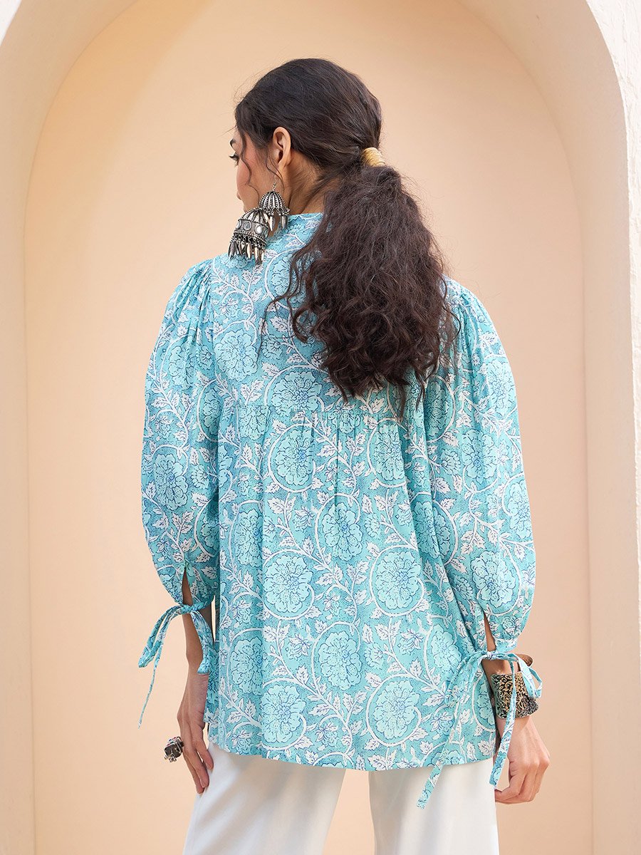 كورتي بطبعة زهور وتفاصيل أزرار