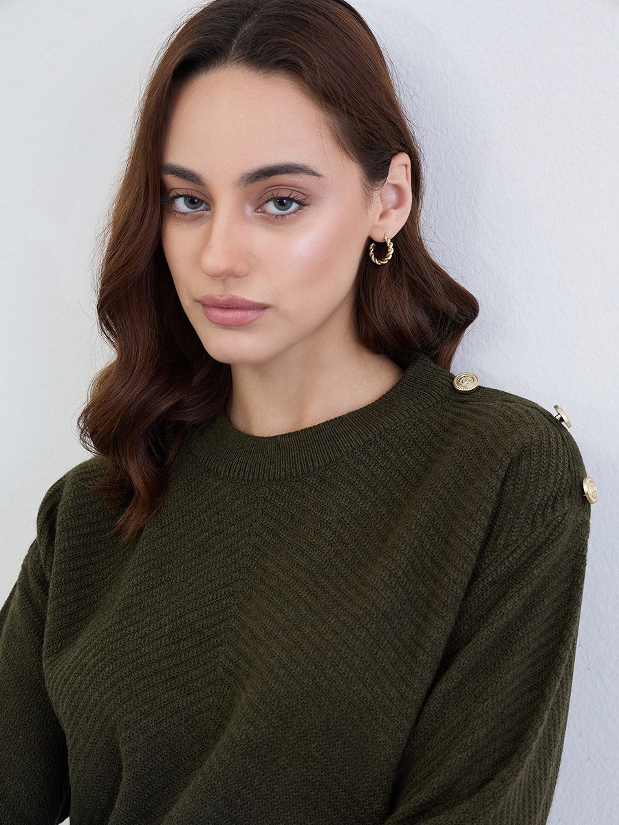 سويتر زيتي مزينة بأزرار
