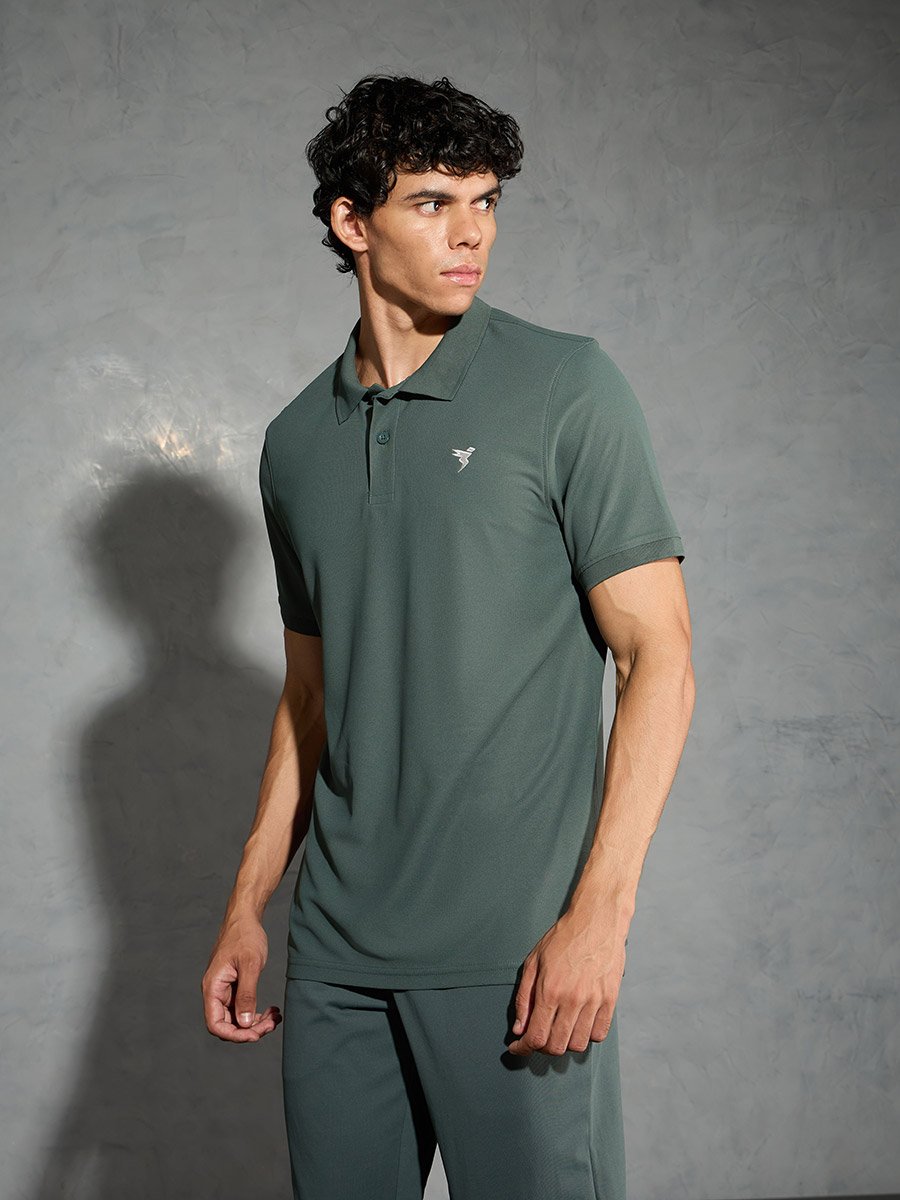 Men Solid Slim Fit Polo