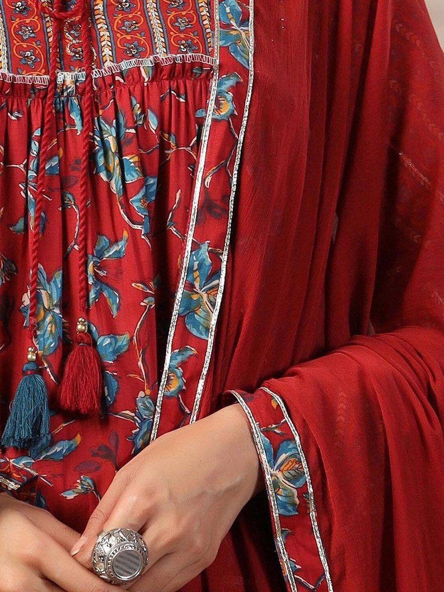 مجموعة من دوباتا وبنطال مع كورتا بطبعة زهور