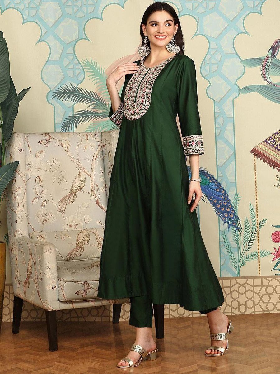 مجموعة من دوباتا وكورت بتفاصيل مُطرّزة