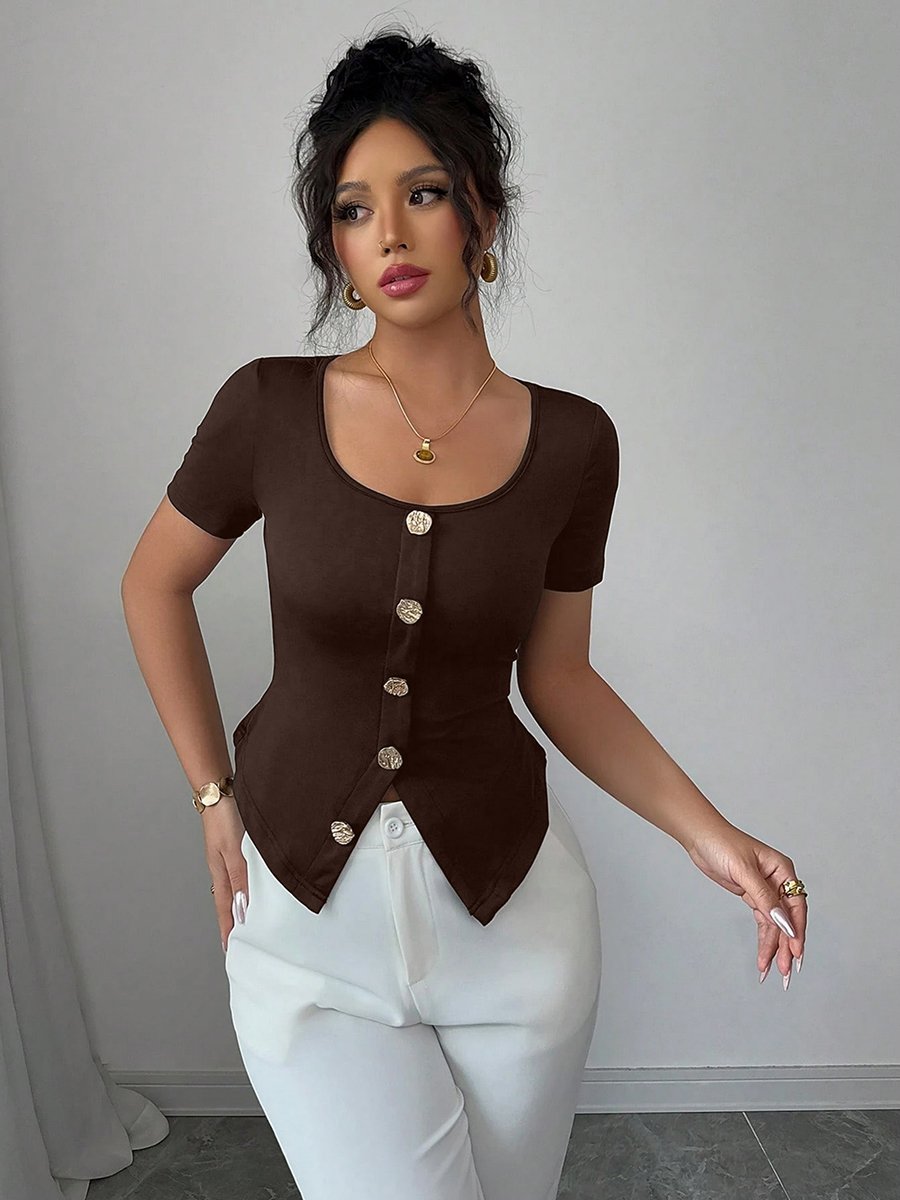 بلوزة بأزرار أمامية وياقة مربعة
