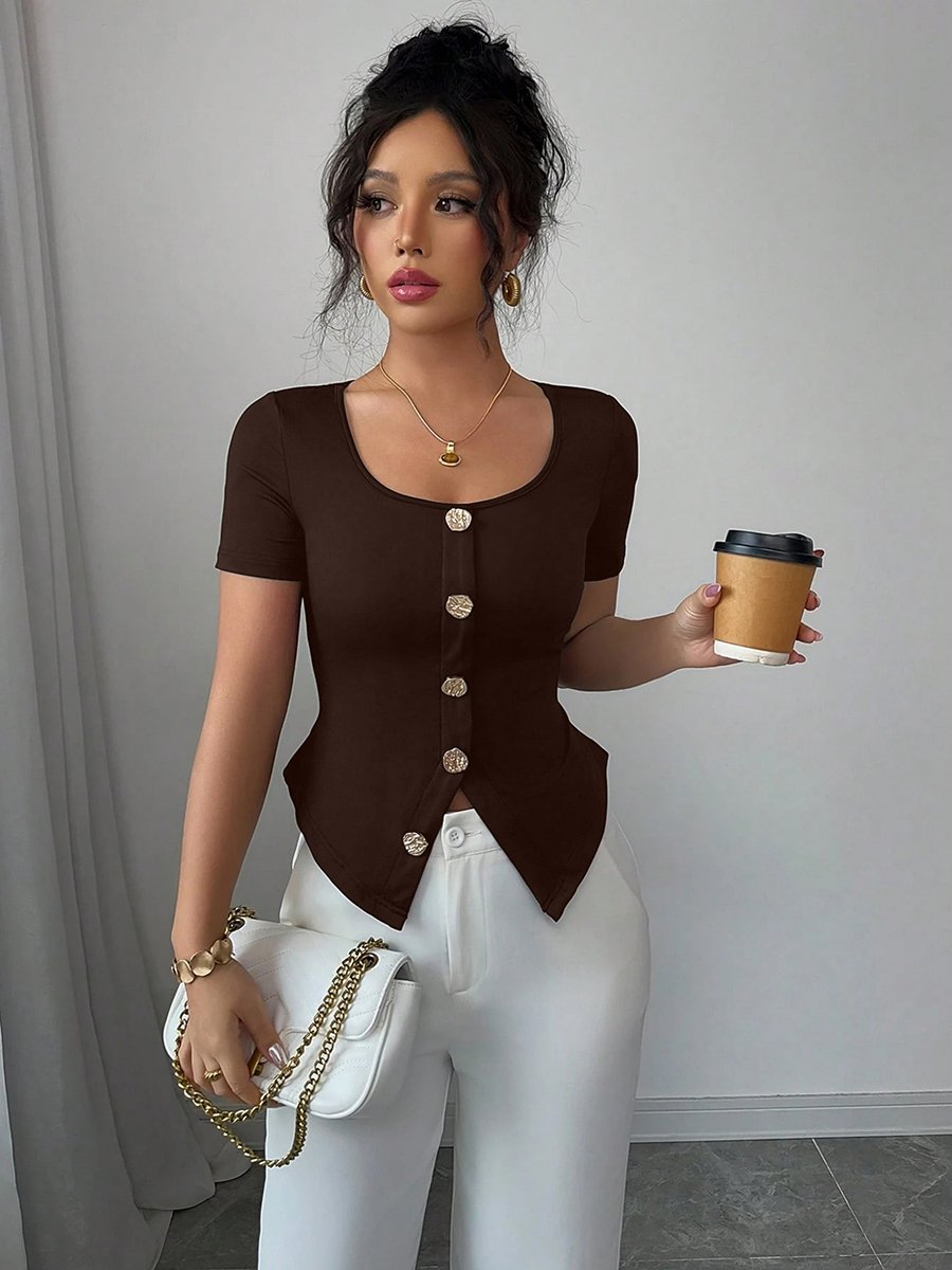 بلوزة بأزرار أمامية وياقة مربعة