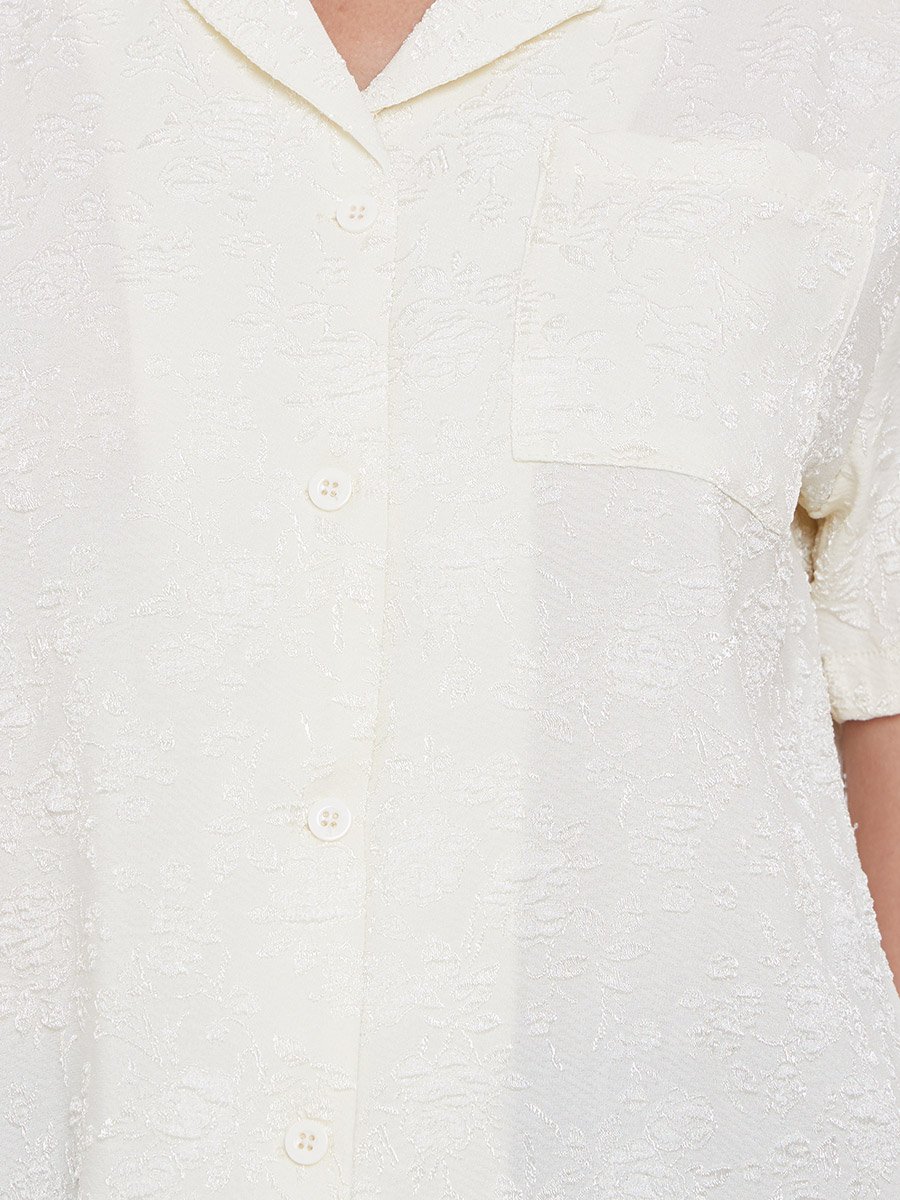 بلوزة بتفاصيل بارزة الملمس وأكمام قصيرة