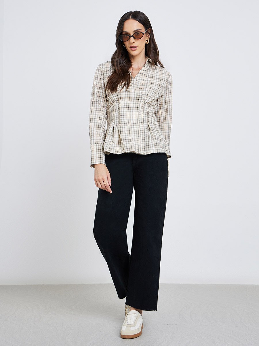 بلوزة بطبعة مربعات بنمط لف