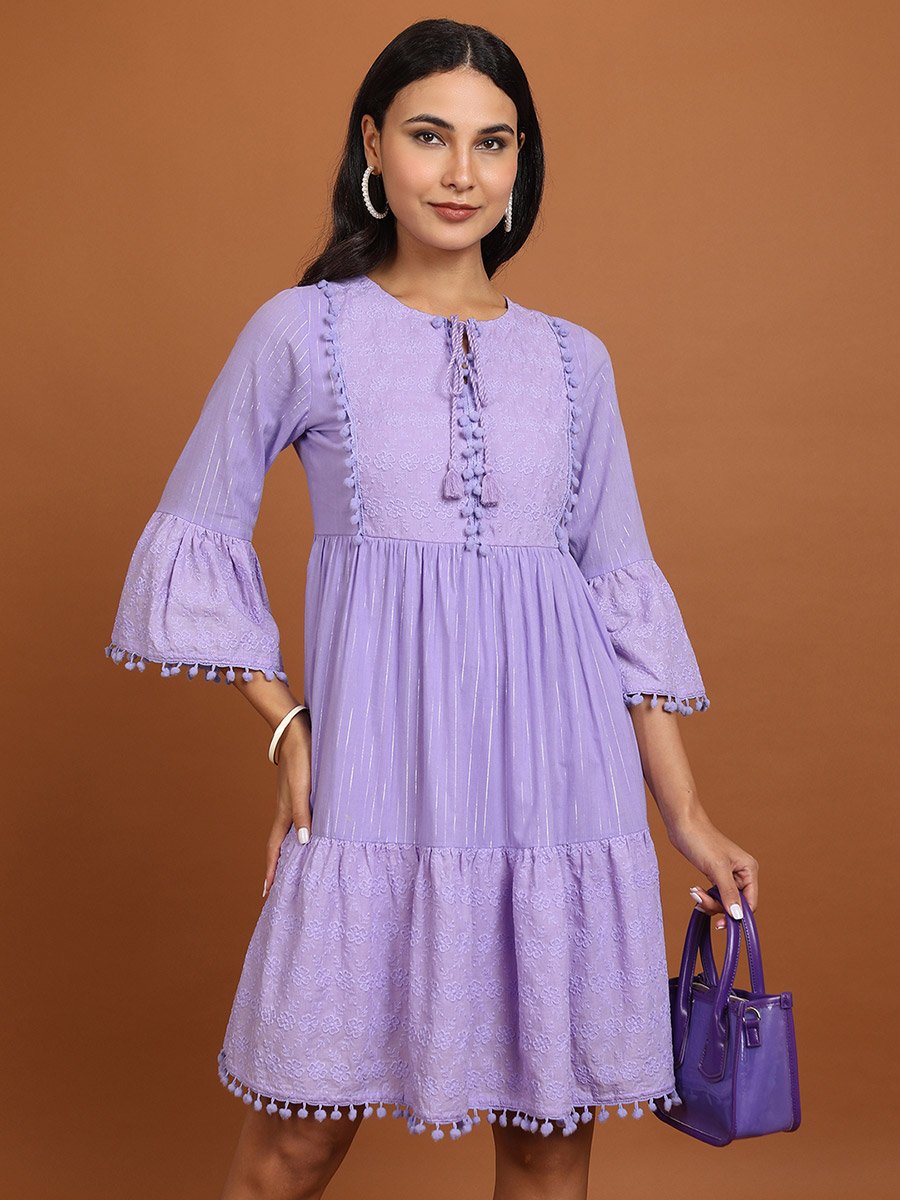 فستان قصير بتفاصيل مُطرّزة وياقة بأربطة