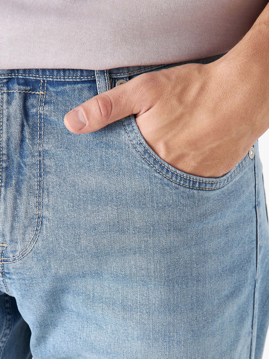 بنطلون جينز بقصّة عادية وخصر مرتفع