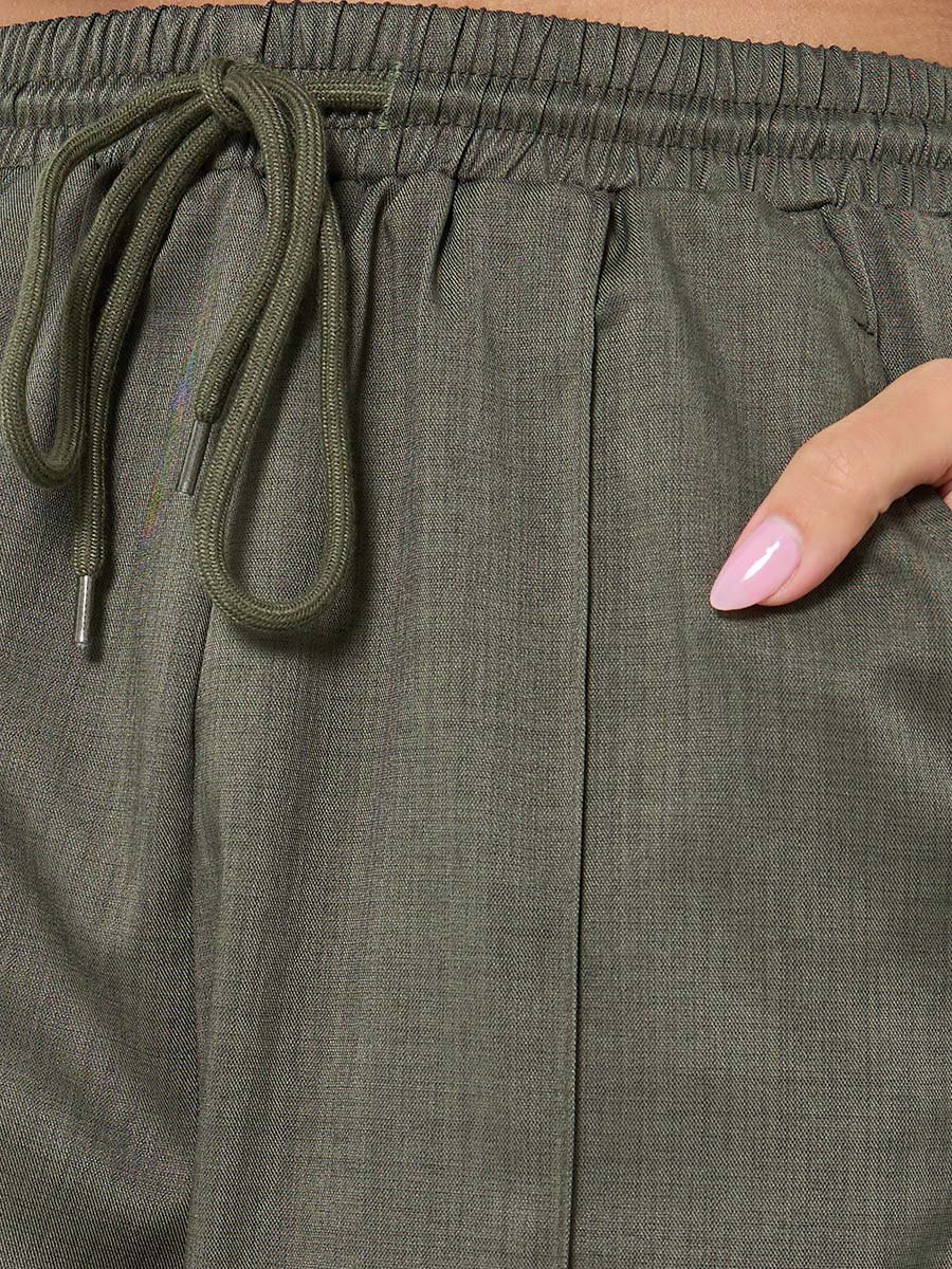 بنطال بأرجل واسعة وتفاصيل محزوزة