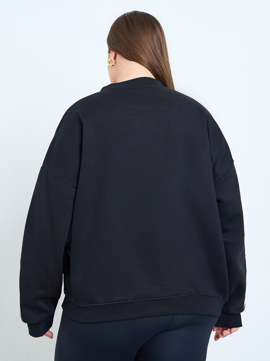سويت شيرت بمقاس كبير وقصة عادية