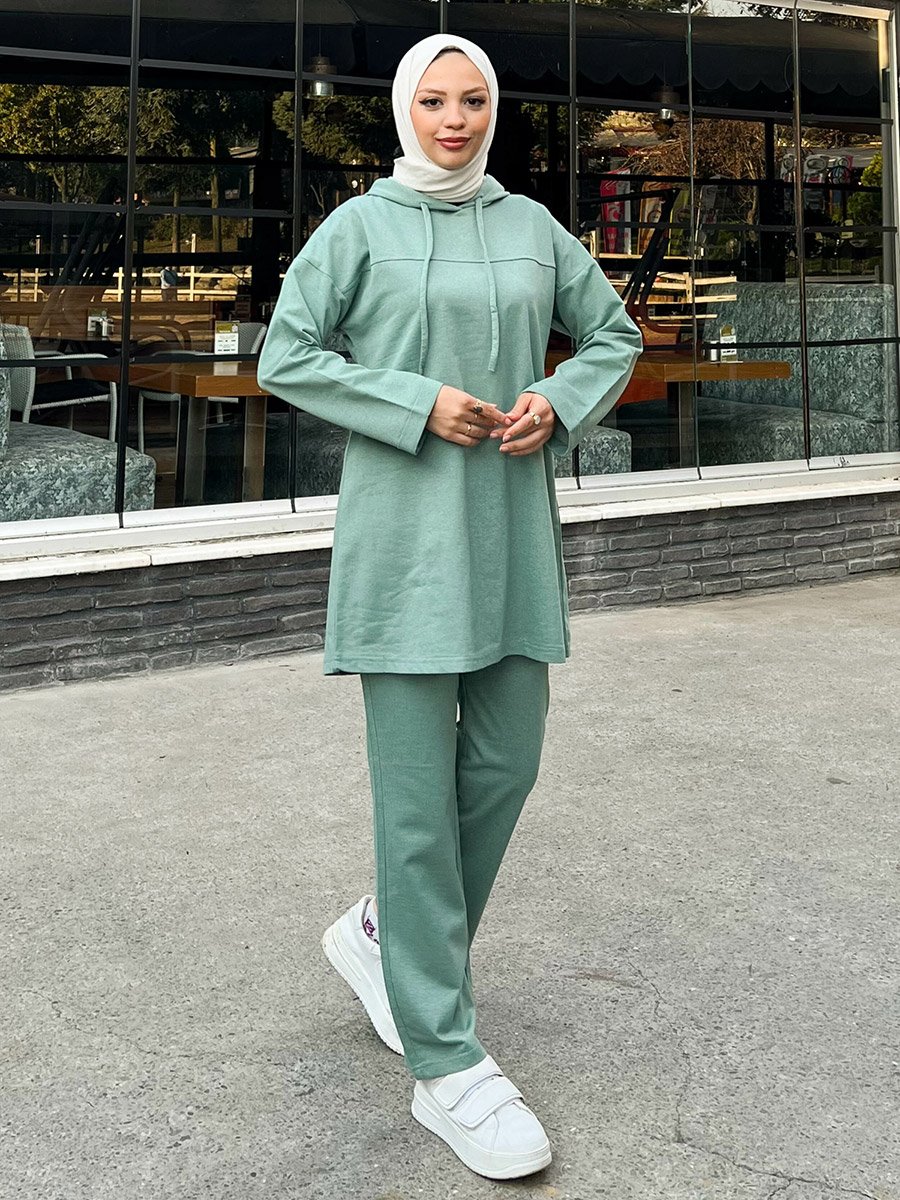 طقم رياضي محتشم ببلوزة طويلة وياقة هودي