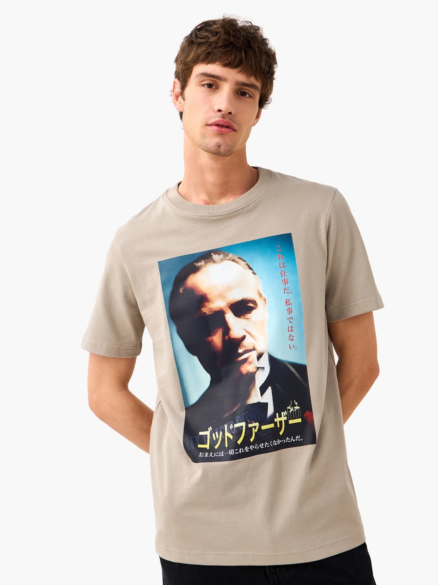 تيشيرت بياقة ضيقة وطبعات