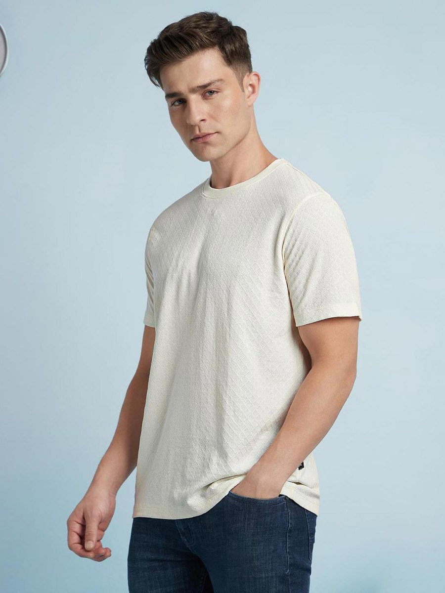 تيشيرت بقصة عادية وتفاصيل بارزة الملمس