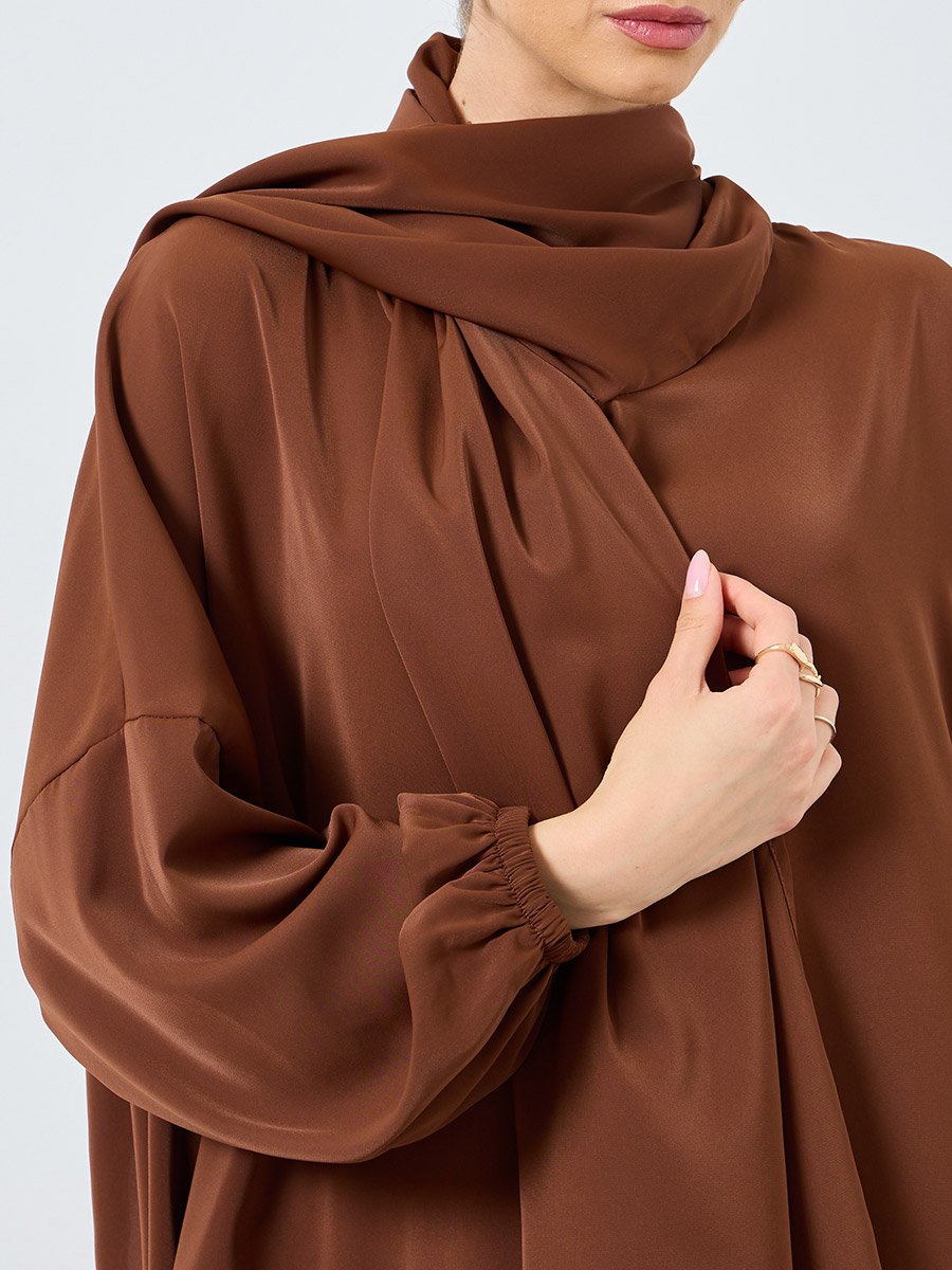 عباية بأكمام طويلة وغطاء رأس مع جيوب