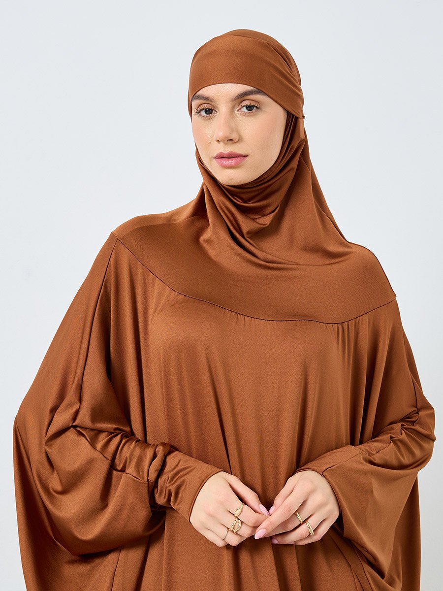 عباية بأكمام وطواطية وغطاء رأس