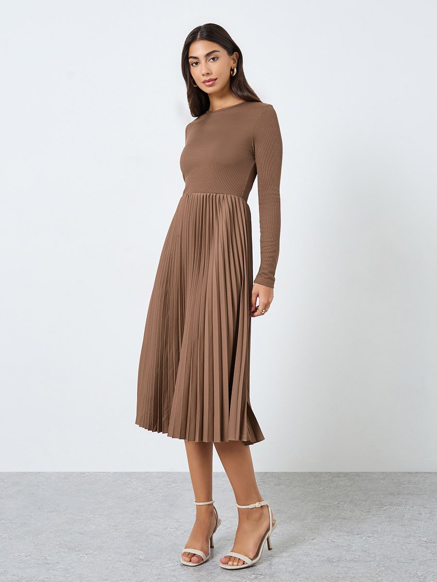 Brown Pleated Ribbed Knit Midi Dress For Women at UAE | Styli