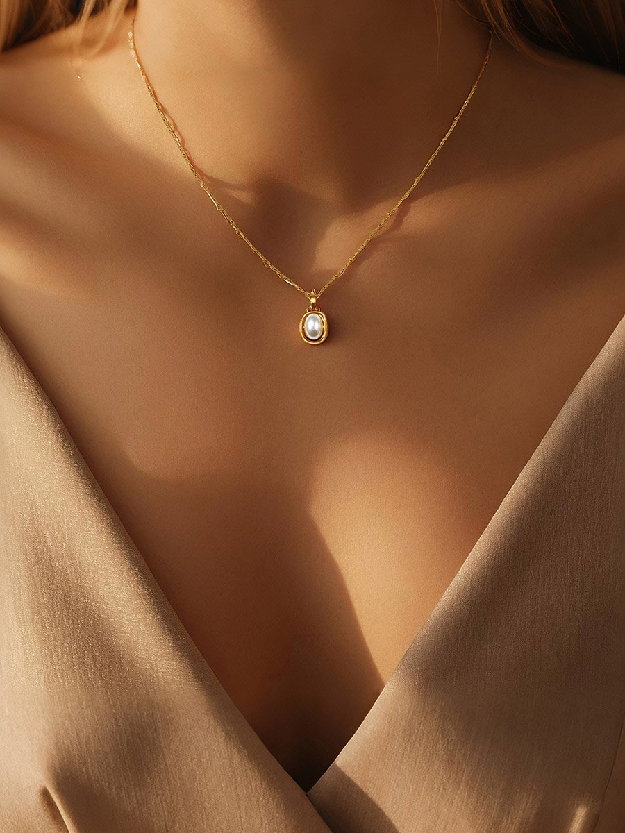 Gold Tone Chain Necklace with Pearl Pendant